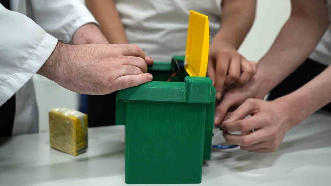 Kocaeli'de öğrencilerden Freshcore: Akıllı çöp tasarımı ile koku ve sokak hayvanı riskine çözüm