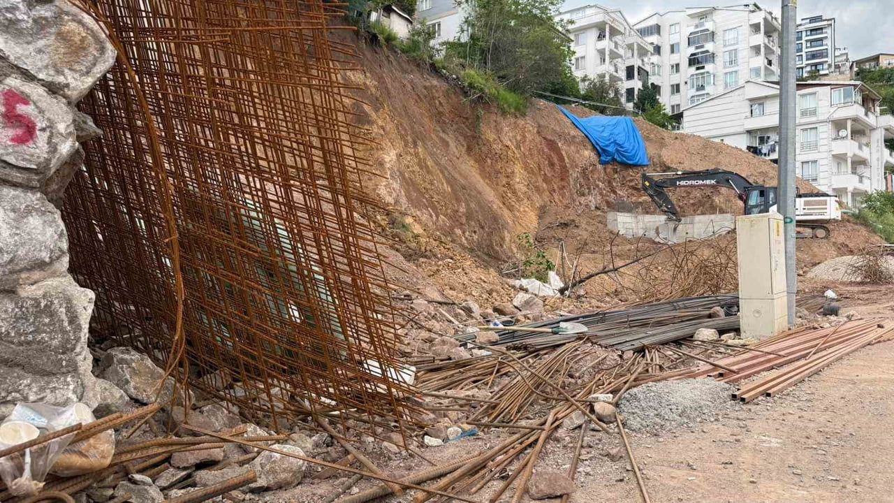 Kocaeli İzmit’te istinat duvarı çalışmasında toprak kayması: 5 bina tahliye edildi