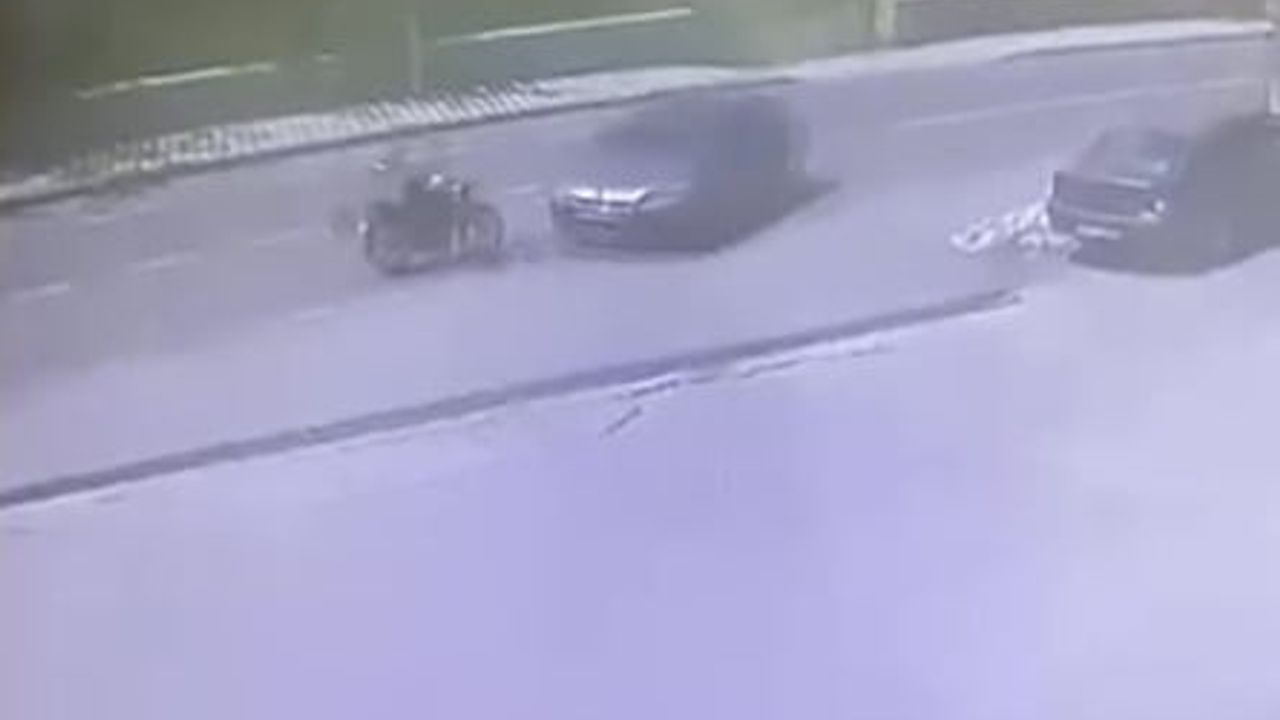 Kocaeli Kartepe'de motosikletle otomobilin çarpışma anı iş yeri kamerasına yansıdı