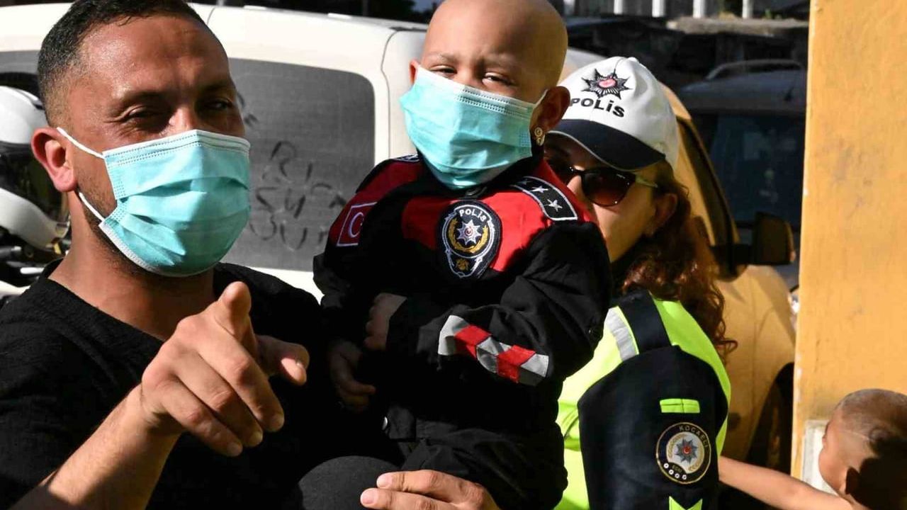 Kocaeli polisinden lösemi tedavisi gören 2 yaşındaki Halime'ye bayram sürprizi