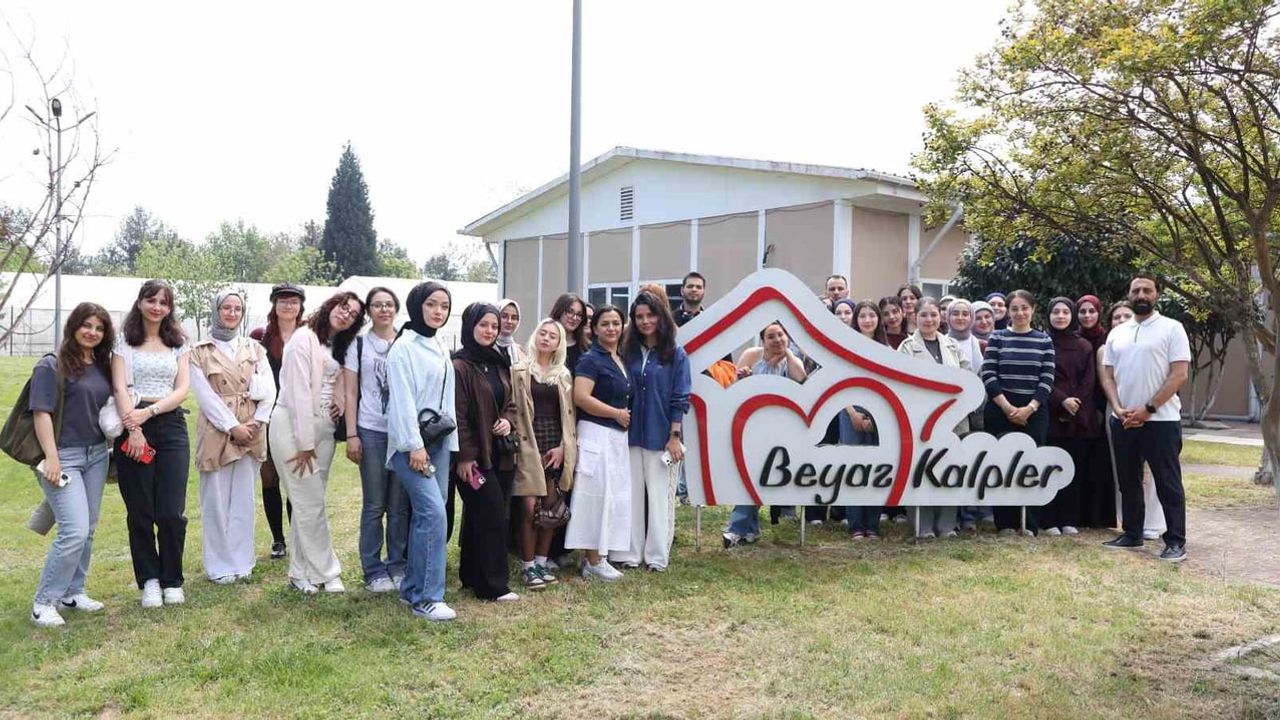 Kocaeli Üniversitesi öğrencileri Beyaz Kalpler Merkezi'nde sosyal hizmet uygulamalarını yerinde inceledi