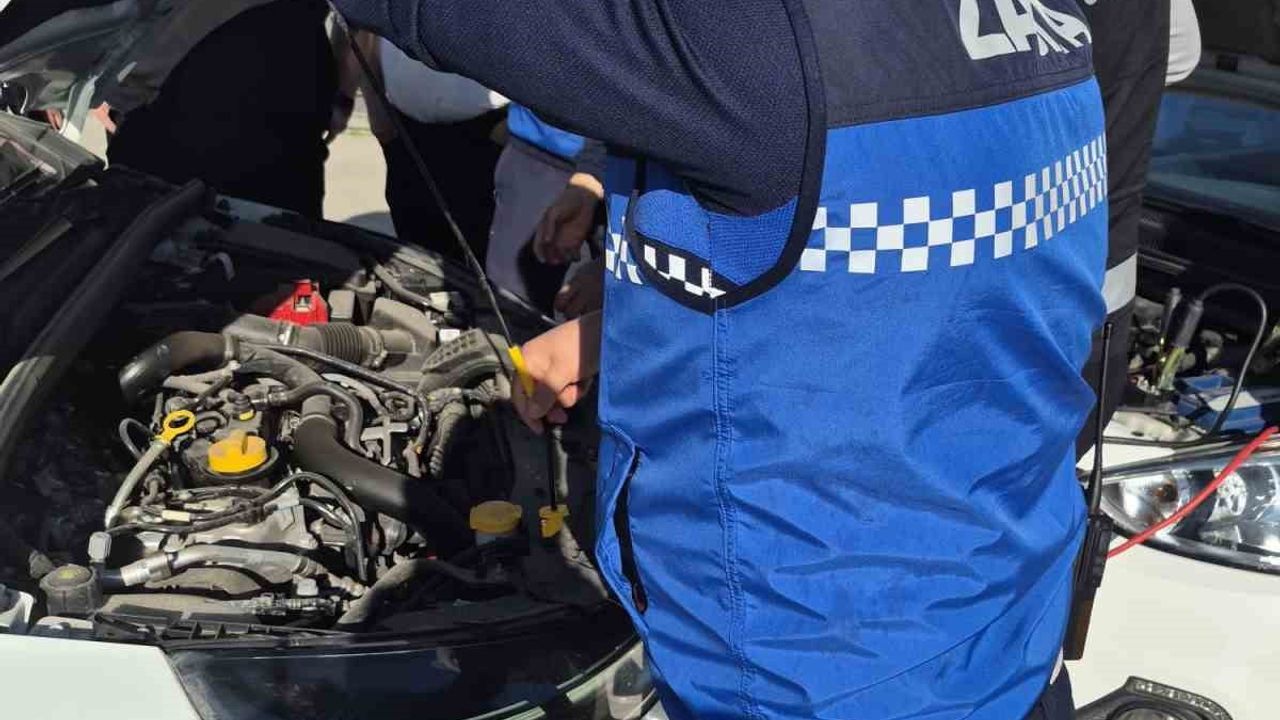 Kocaeli Zabıtası devriyede: Trafik kazasına müdahale ve akü takviyesiyle vatandaşlara anında destek