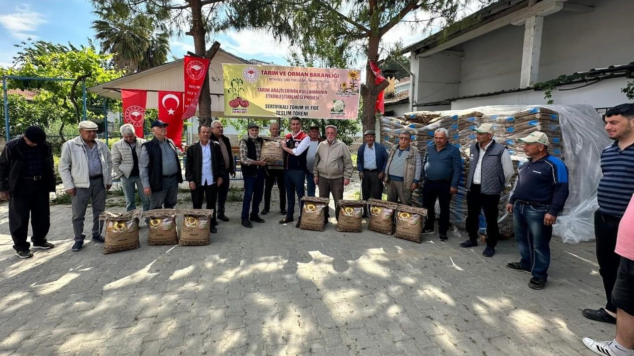 Koçarlı’da TAKE Projesiyle üreticilere yüzde 75 hibeli 3 bin 600 kg ayçiçeği tohumu dağıtıldı