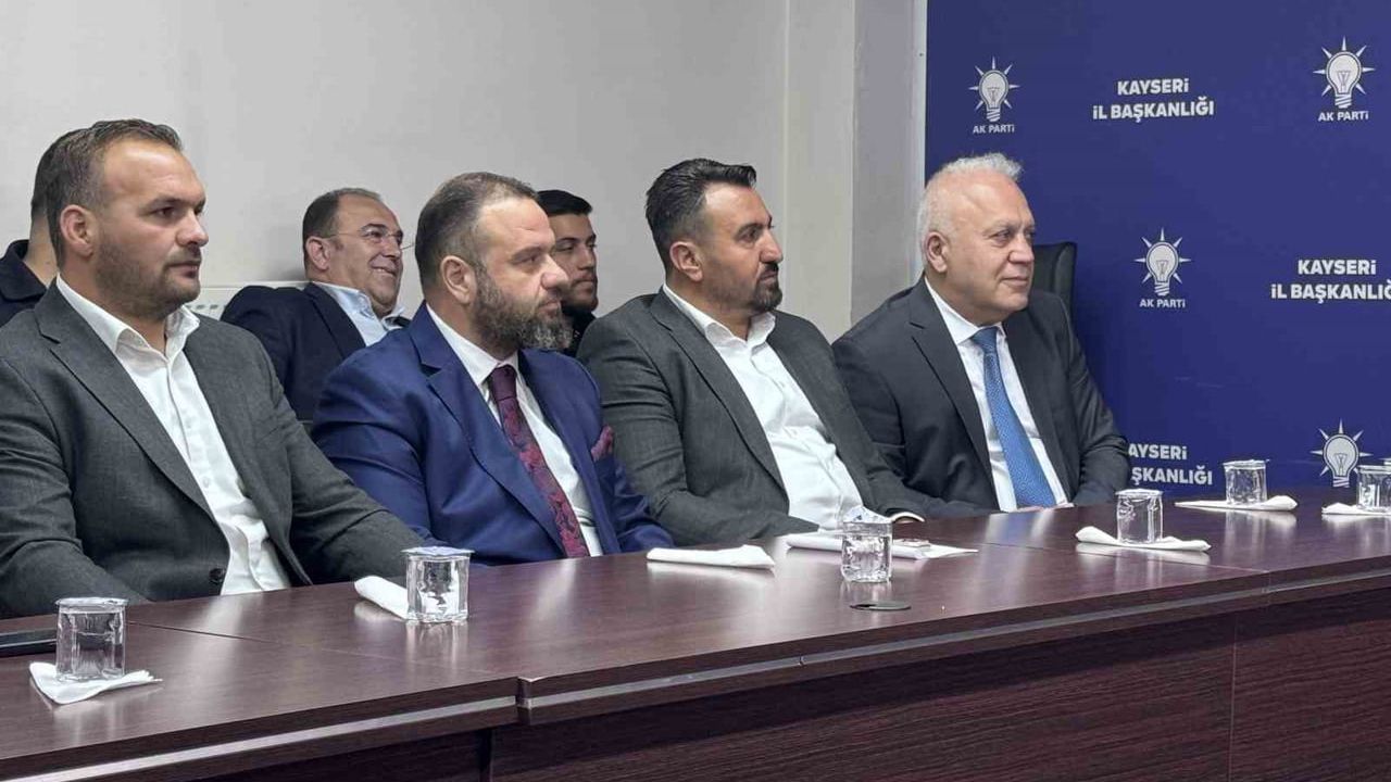 Kocasinan Belediyesi'nde 4 meclis üyesi Yeniden Refah Partisi'nden AK Parti'ye geçti