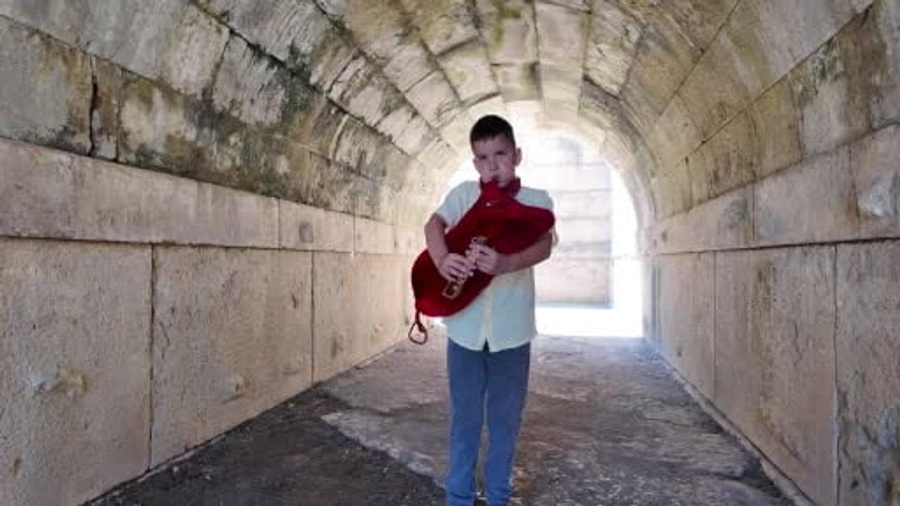 Konuralp Antik Kenti'nde tulum ezgileri: Genç müzisyenin restorasyon ve konser hayali