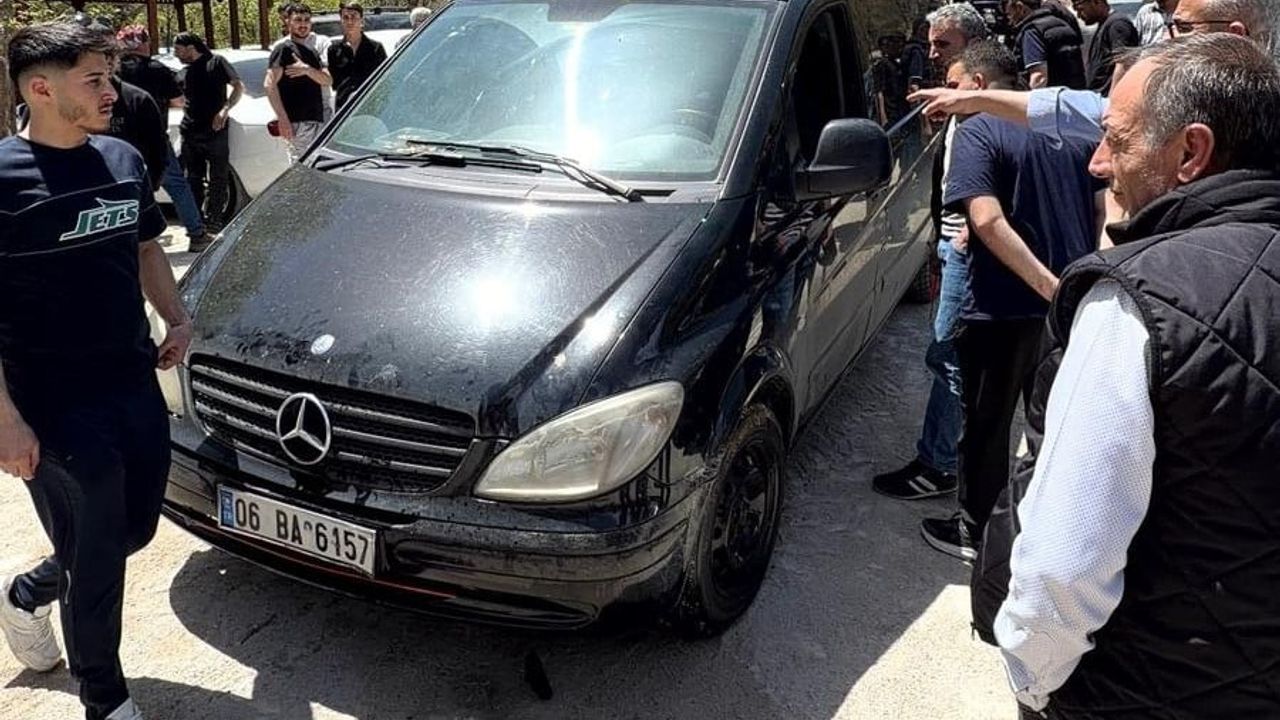 Konya Bozkır'da freni boşalan minibüs Aygırdibi Çayı'na düştü, traktörle kurtarıldı