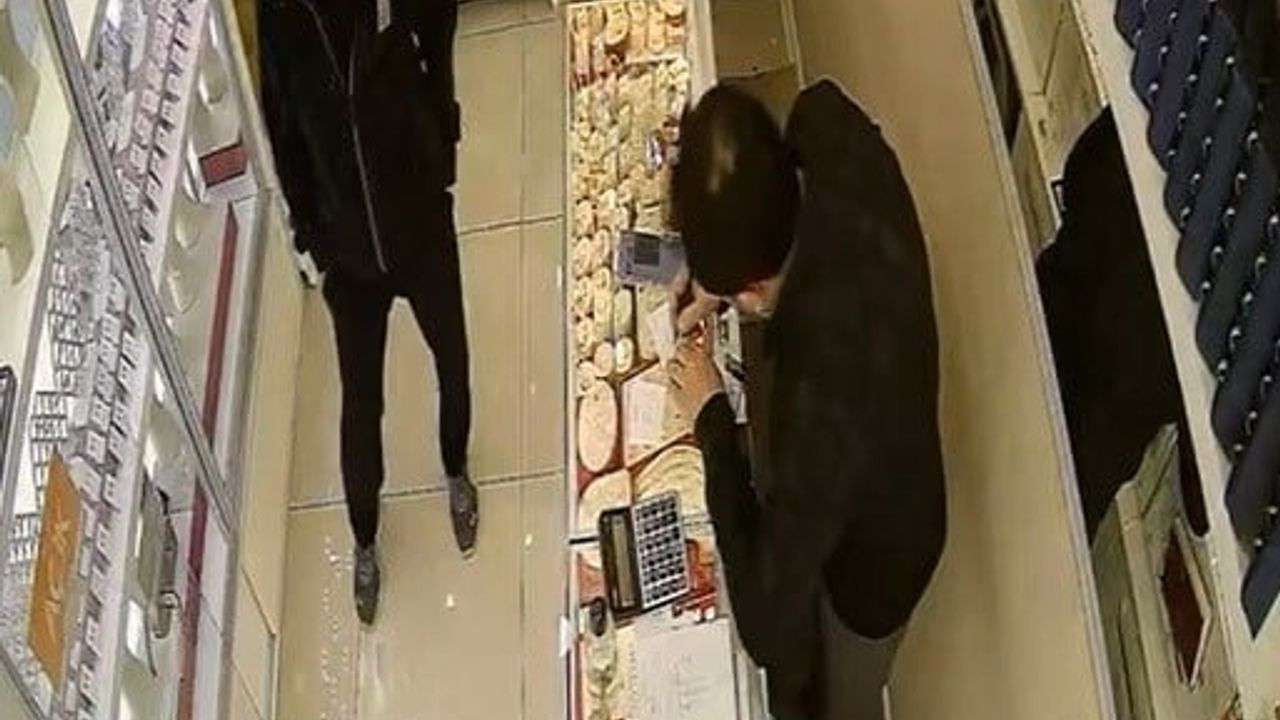 Konya'da kuyumcuda 'param gelecek' diyerek oyalayıp 2 cumhuriyet altını çaldı, kısa sürede yakalandı