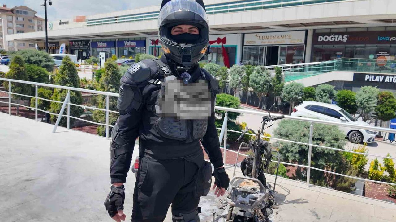 Konya'da paket servisindeki kurye, yanan motosiklete yangın tüpüyle müdahale etti