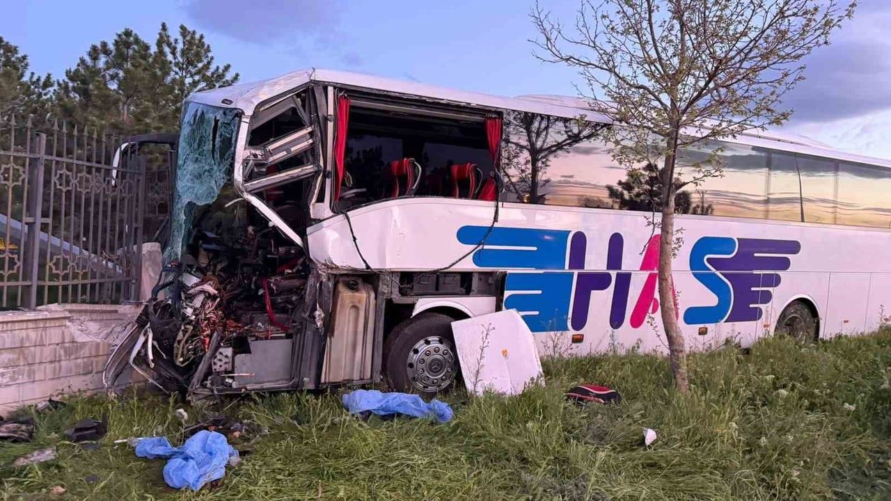 Konya'da yolcu otobüsü tıra çarpıp durdu: Sürücü hayatını kaybetti, 8 yaralı