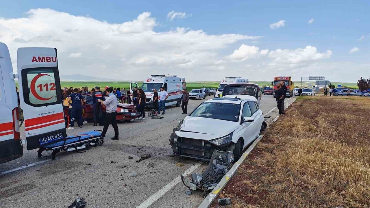 Konya Kulu'da kavşakta iki otomobilin çarpışması: 5 yaralı