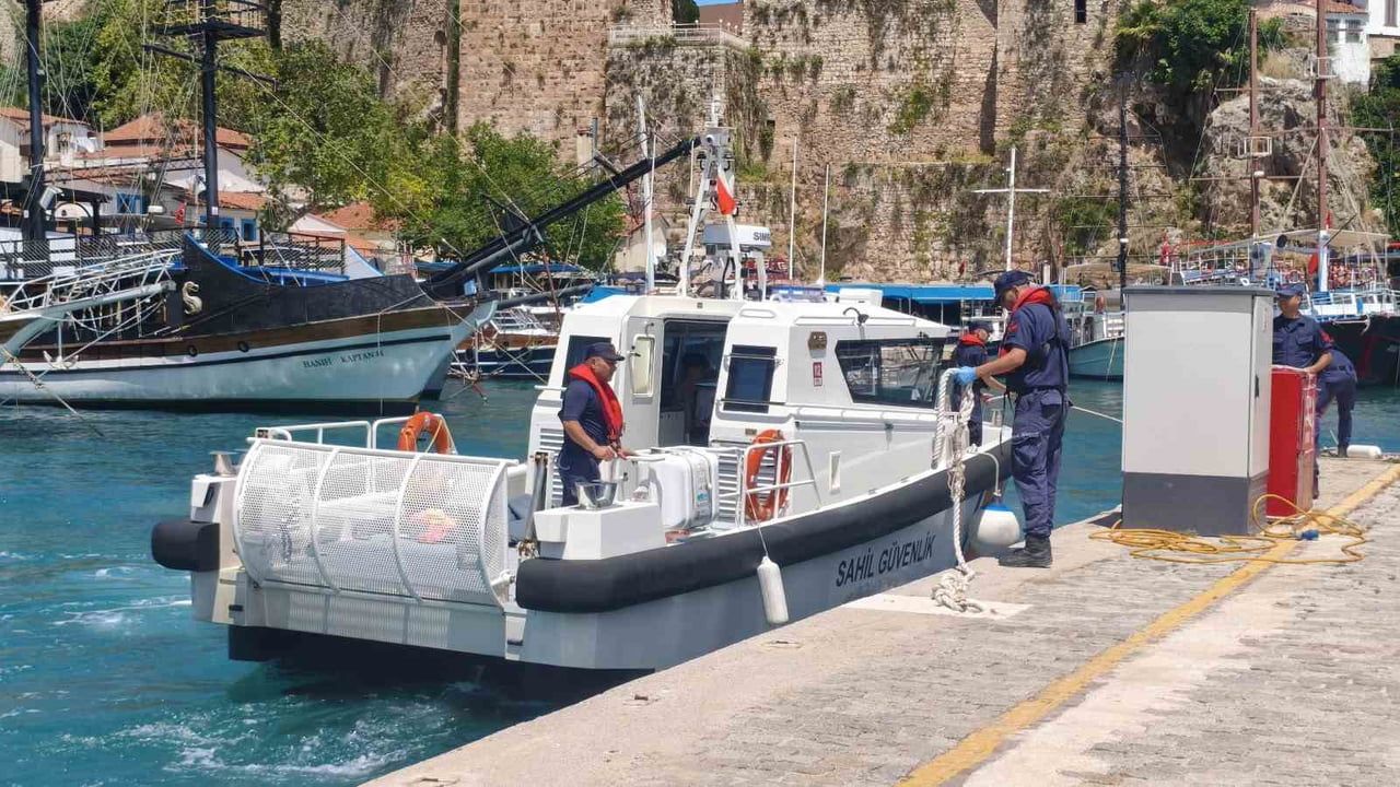 Konyaaltı açıklarında şişme botu patlayan 2 genç Sahil Güvenlik tarafından kurtarıldı