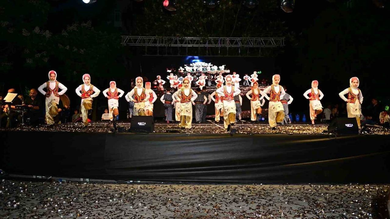 Konyaaltı İlkokulu'nda Yıl Sonu Halk Oyunları Şenliği