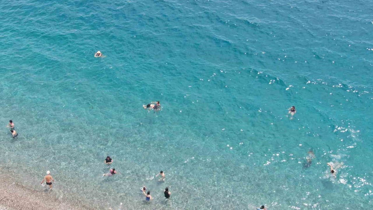 Konyaaltı Sahili 19 Mayıs Tatilinde Doldu: Paramotorlar, Piknik ve Denize İlgi