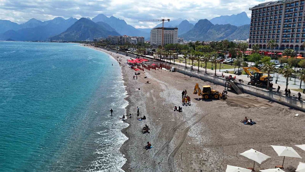 Konyaaltı Sahili'nde sezon öncesi temizlik ve düzenleme çalışmaları başladı