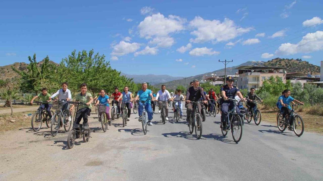 Köşk’te 19 Mayıs coşkusu: Başkan Nuri Güler öğrencilerle pedal çevirdi