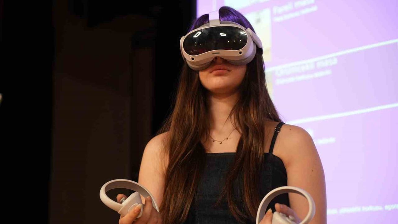 KOSTÜ’de psikoloji öğrencileri VR ile fobi ve atak senaryolarını uygulamalı olarak deneyimledi