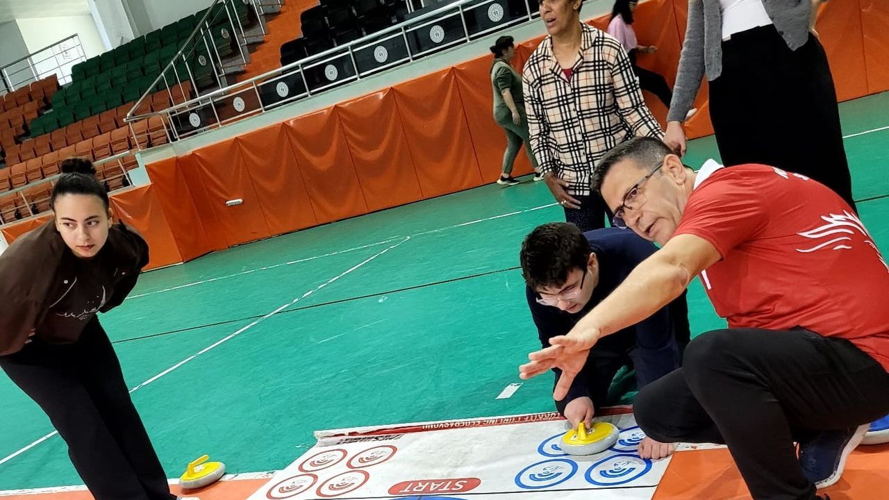 Köyceğiz'de 'El Ele Projesi' ile özel bireyler ve üniversite öğrencileri floor curling eğitimi aldı