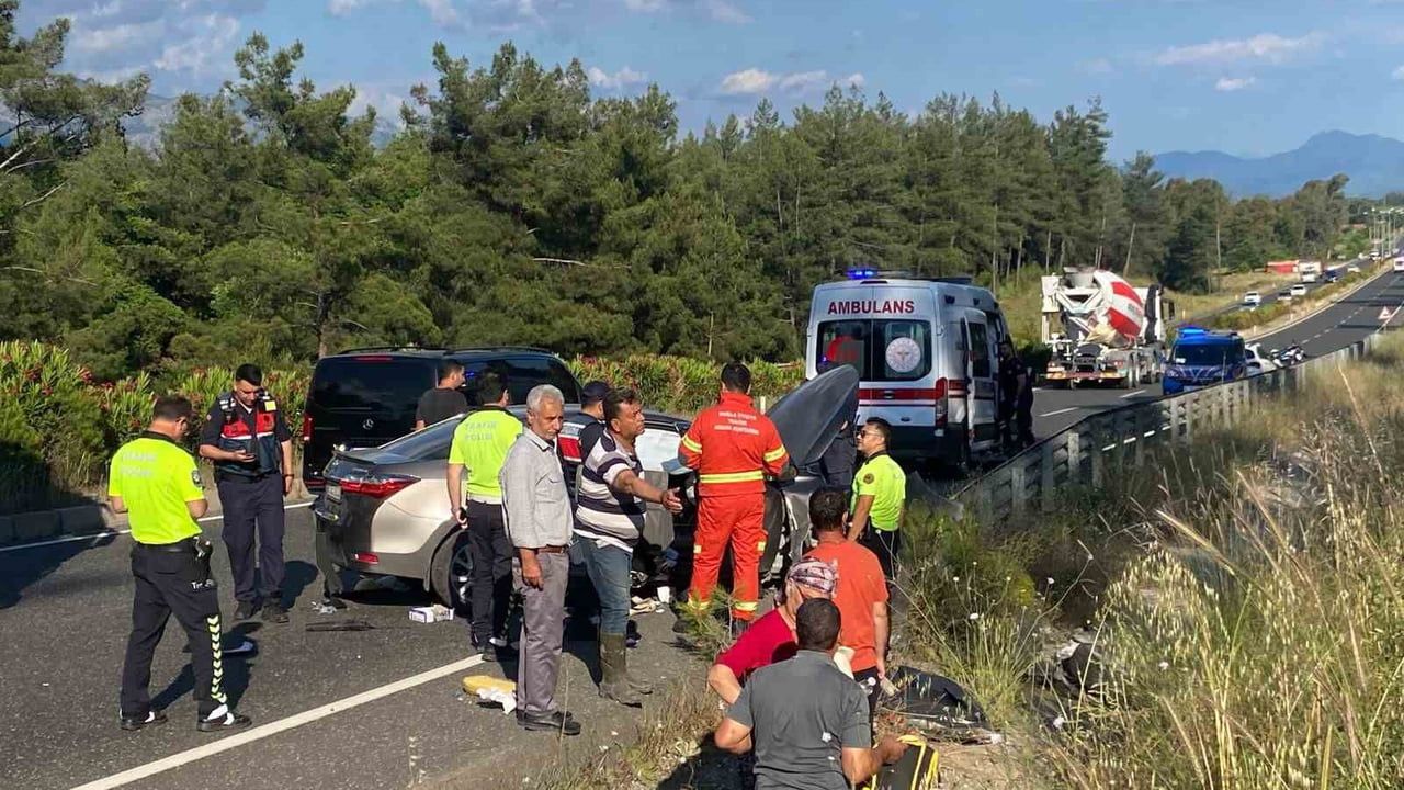 Köyceğiz’de hastane dönüşü kaza: Bariyere çarpan araçta 3 kişi yaralandı