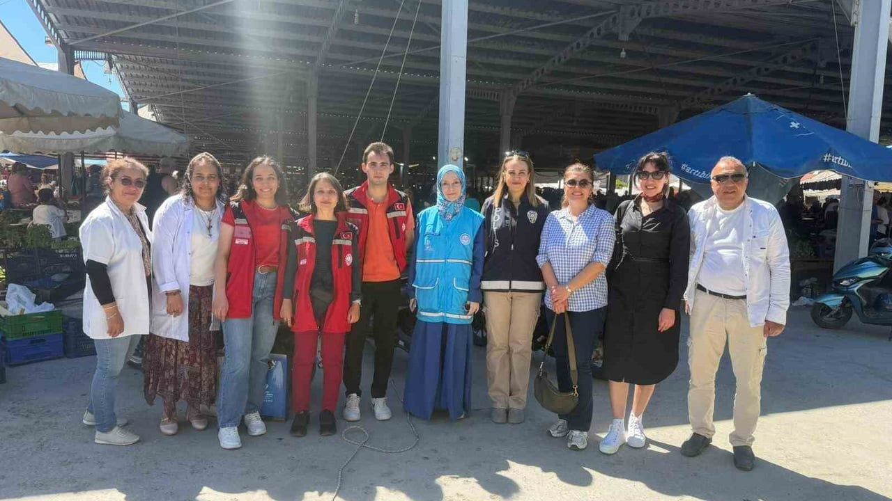 Köyceğiz'de Milli Aile Haftası kapsamında pazar yerinde farkındalık etkinliği düzenlendi