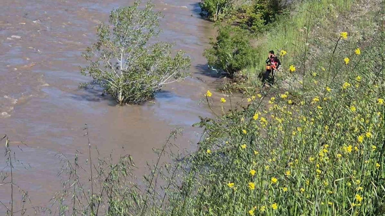 Koyulhisar'da kaza sonrası Kelkit Çayı'na atladığı iddia edilen 18 yaş altı için arama ikinci gününde