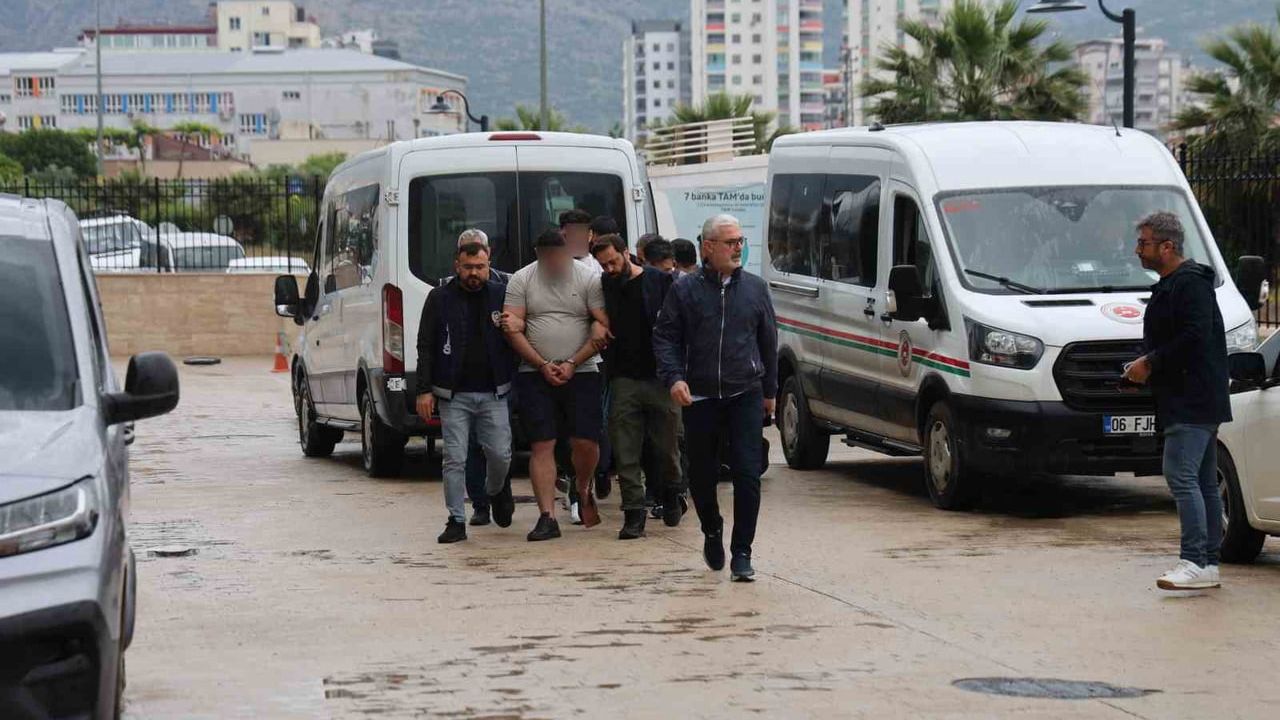 Kozan'da 25 yaşındaki Emin Bozkurt'un ölümüyle ilgili 5 şüpheli adliyeye sevk edildi