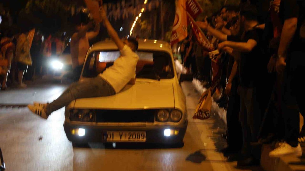 Kozan'da Galatasaray kutlamasında Fenerbahçe bayrağı tabuta sarıldı; polis tehlikeli sürüşe işlem başlattı