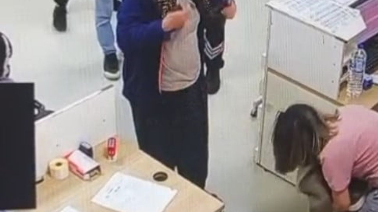 Kozan'da kantinde boğazına şeker kaçan 4 yaşındaki Mina, hemşirenin Heimlich manevrasıyla kurtarıldı