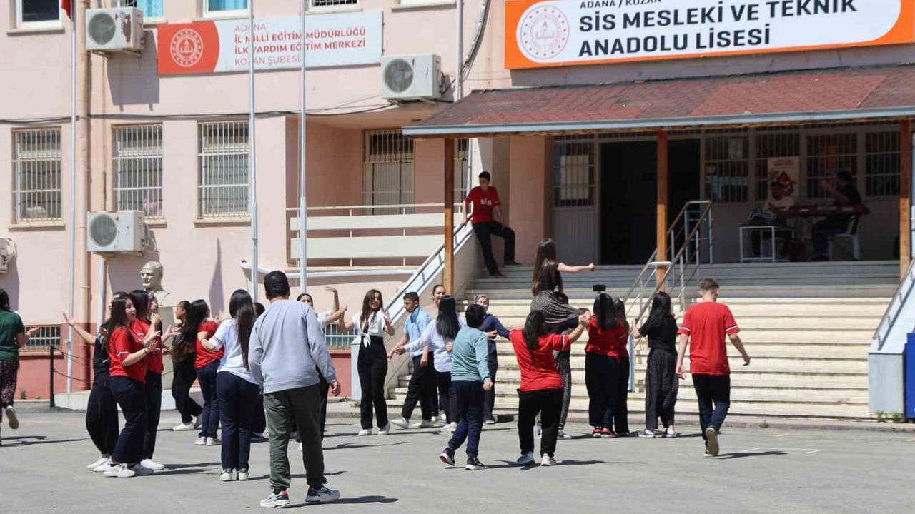 Kozan’da öğrenciler şalvarla bahar şenliğinde Adana sıkması pişirdi