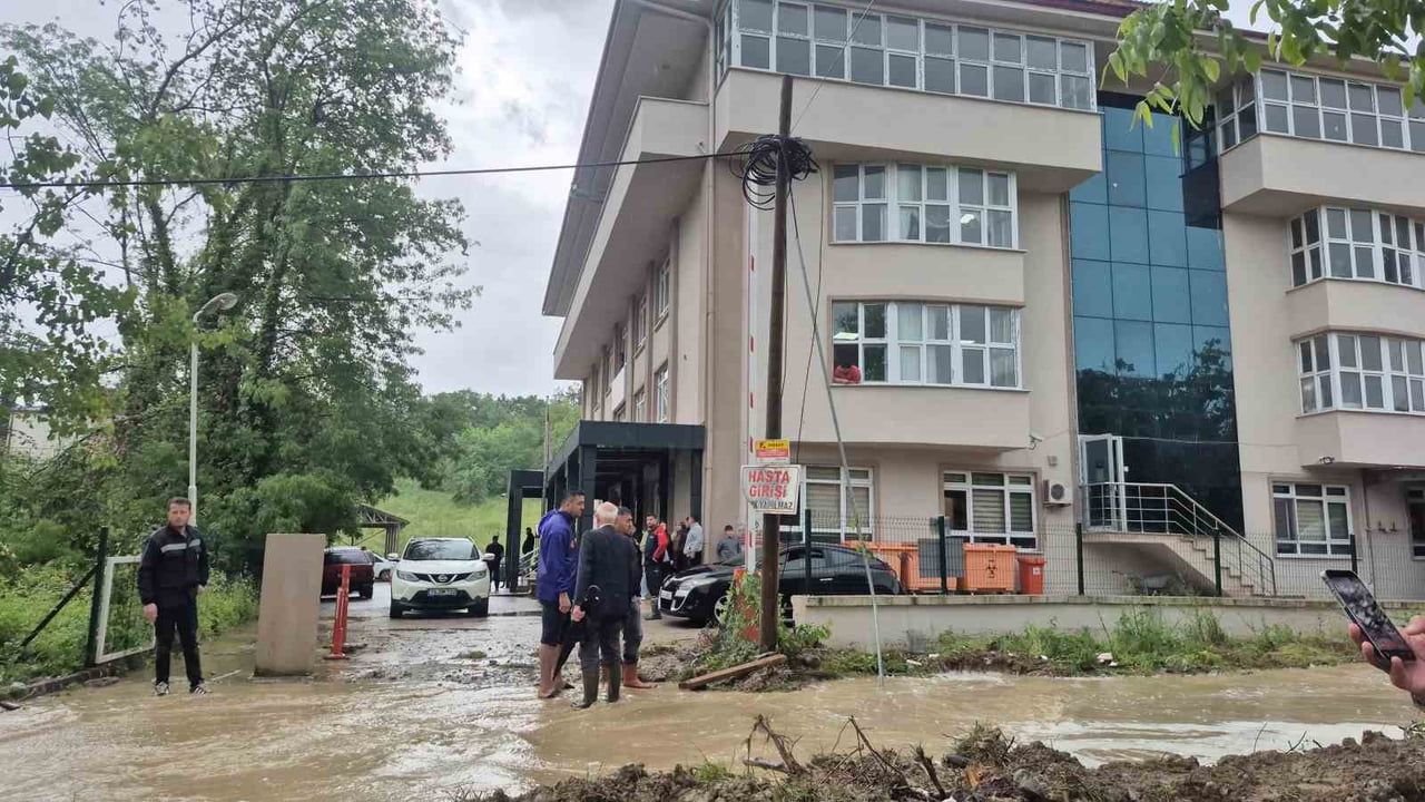 Kozcağız'da sağanak: Sağlık ocağında mahsur kalan yaklaşık 30 kişi kurtarıldı