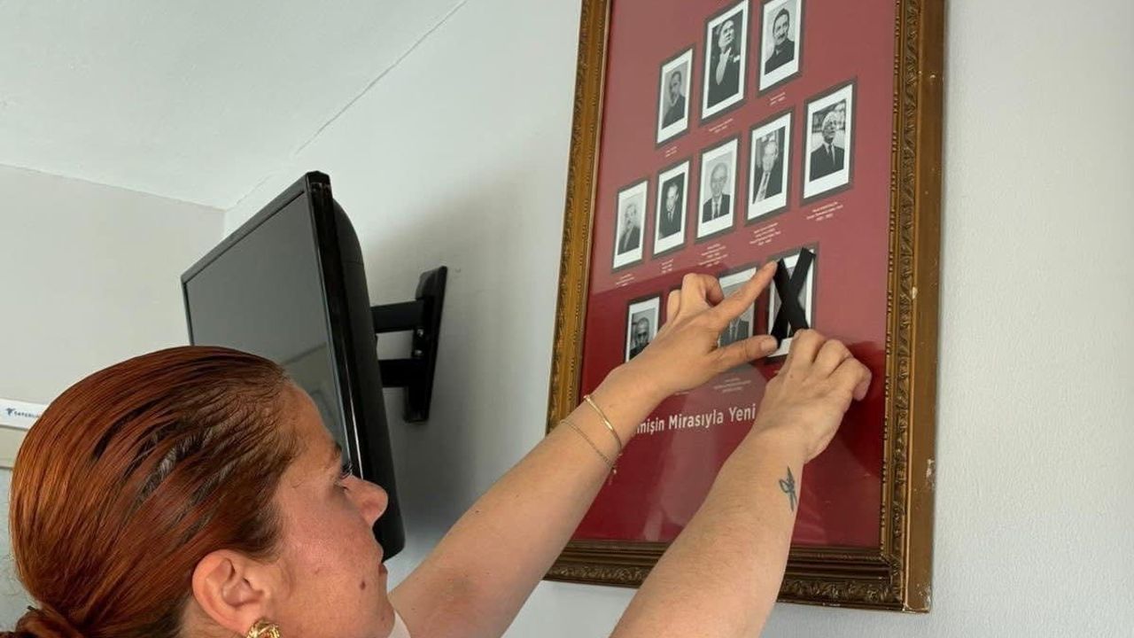 Kozlu CHP İlçe Başkanlığı’nda Kılıçdaroğlu’nun Fotoğrafı Siyah Bantla Kapatıldı; İlçe Başkanı Özel’in Yanında Olduklarını Açıkladı