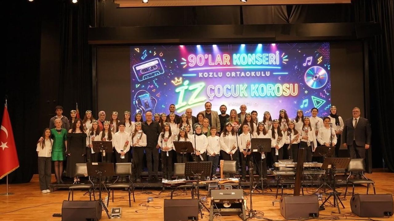 Kozlu Ortaokulu Müdürü İbrahim Uğur Metin '90'lar Konseri'nde Sahne Aldı, Performansı Sosyal Medyada İlgi Gördü