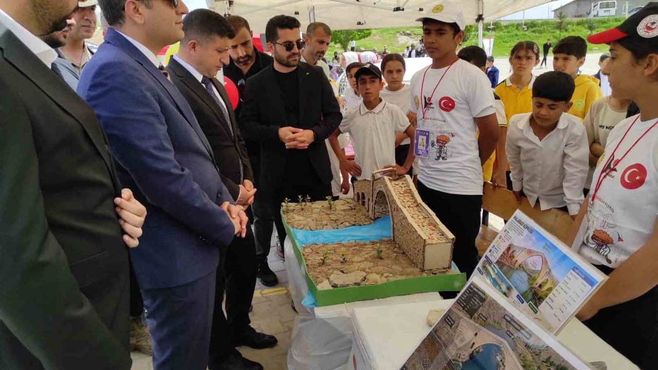 Kozluk'ta TÜBİTAK Destekli 4006 Bilim Fuarı Yanıkkaya Okulu'nda Yoğun İlgi