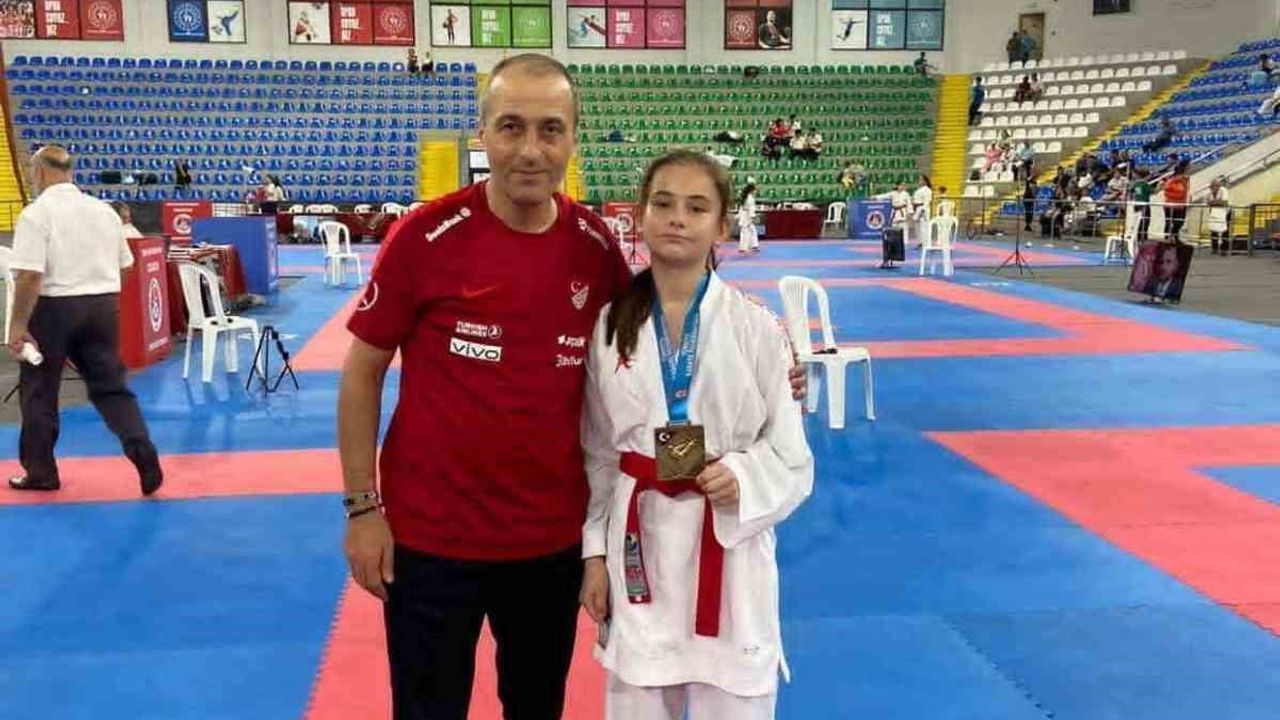 Kübra Beril Culfa, Şehit Eren Bülbül Karate Şampiyonası'nda gümüş madalya kazandı