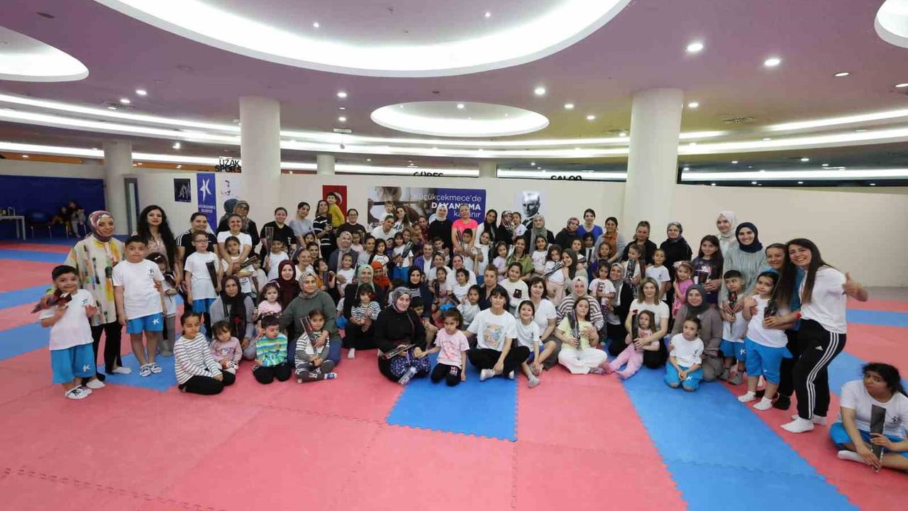 Küçükçekmece'de Anneler Günü'nde resim, ebru ve aile atölyeleri düzenlendi