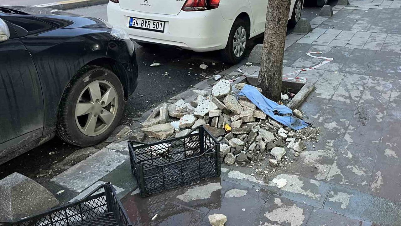 Küçükçekmece'de binanın dış cephesinden parçalar sokağa düştü — güvenlik kamerası kaydetti