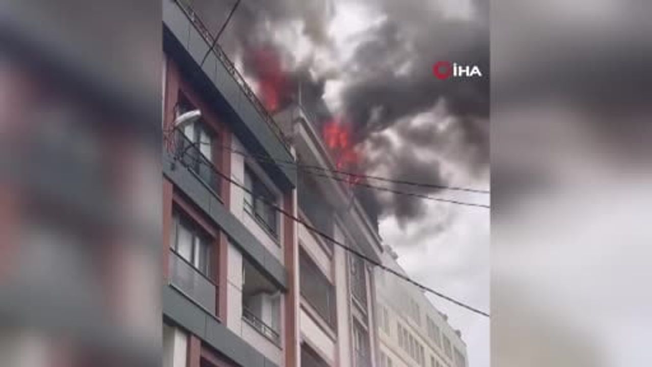 Küçükçekmece'de çatı katında çıkan yangın itfaiye müdahalesiyle kontrol altına alındı