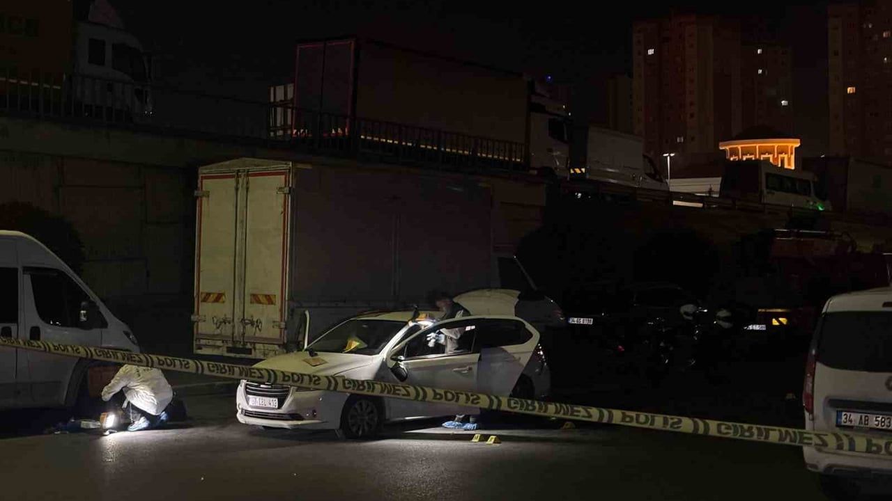Küçükçekmece'de dur ihtarına uymayan araç kovalandı: 1 polis hafif yaralandı