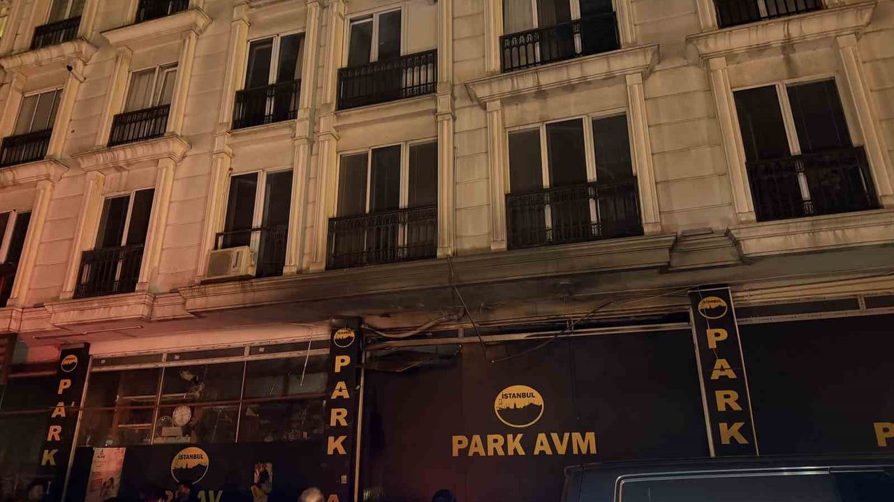 Küçükçekmece'de iş yerinde yangın: 3 kişi dumandan etkilendi