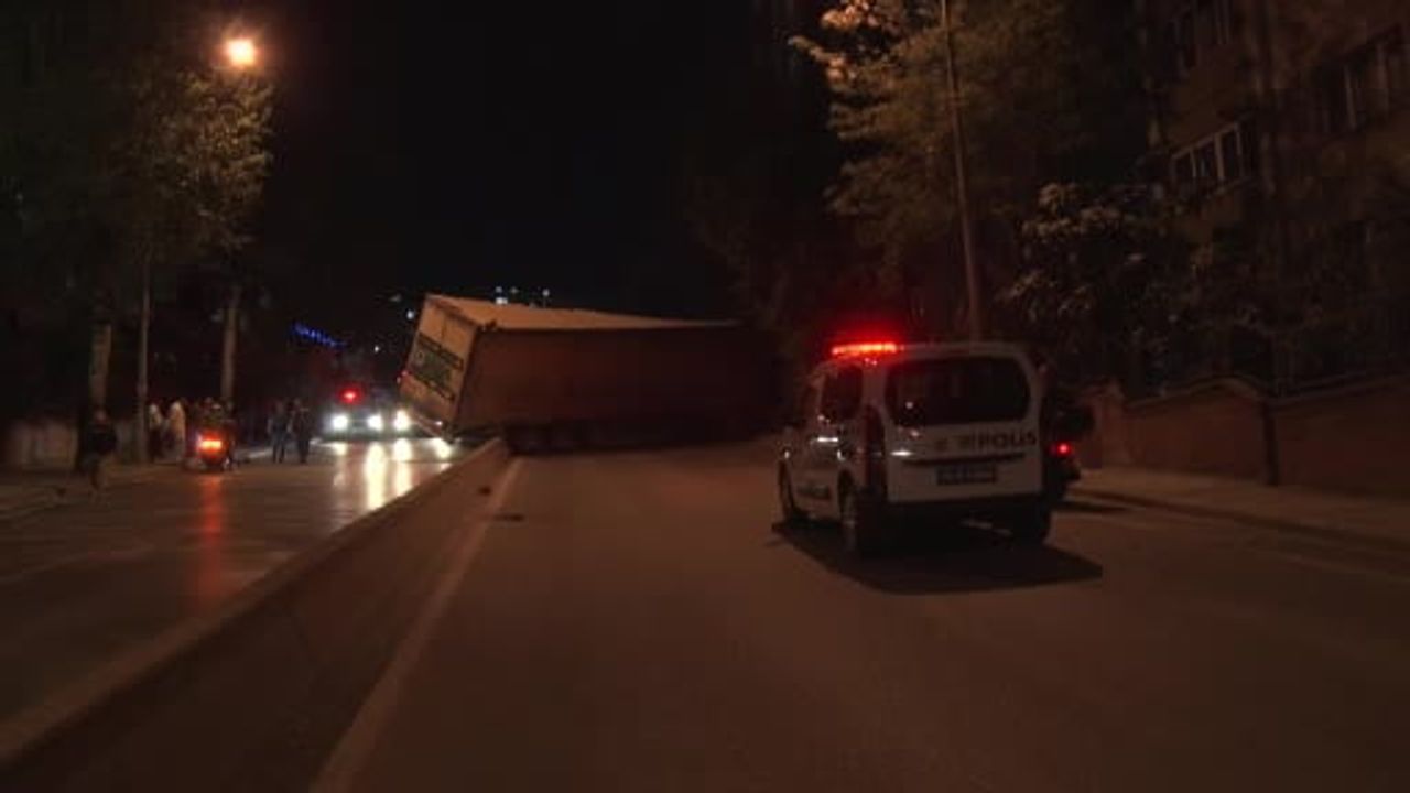 Küçükçekmece’de palet yüklü tır refüje çıkarak yan yattı, trafik kısa süre kapandı