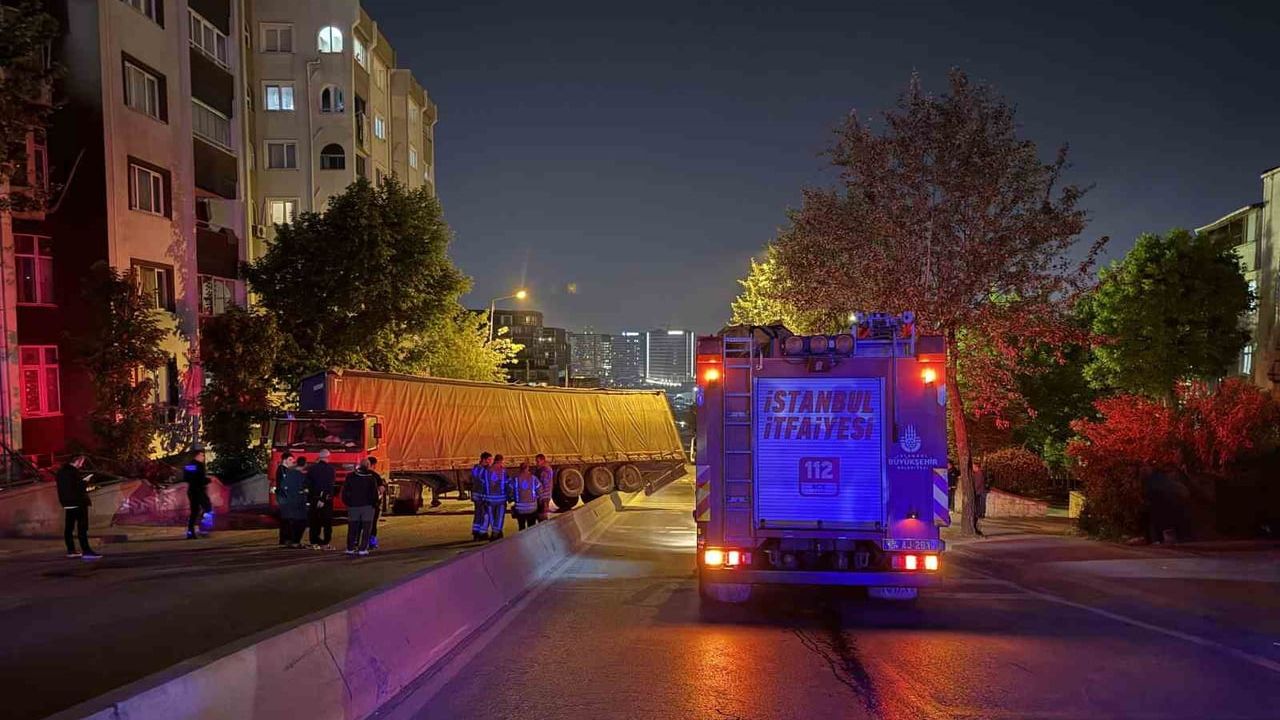 Küçükçekmece'de palet yüklü tır refüje çıktı, trafik kısa süre kapandı