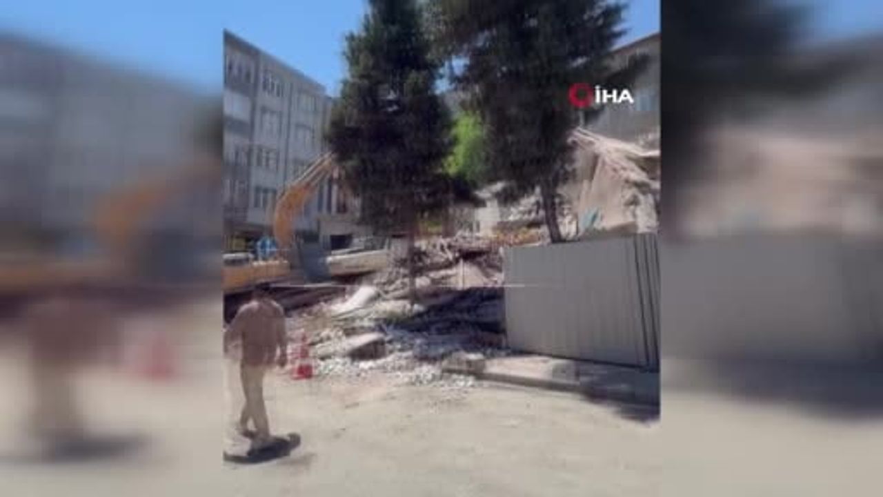 Küçükçekmece Halkalı'da Kentsel Dönüşüm Kapsamında Yıkımı Yapılan Bina Çöktü