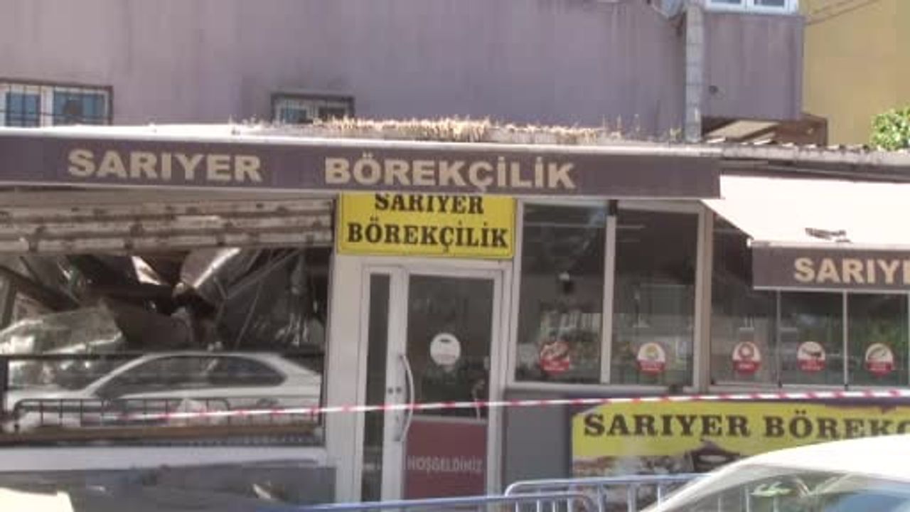 Küçükçekmece Halkalı Mahallesi'nde kentsel dönüşüm kapsamında yıkımı yapılan bina çöktü