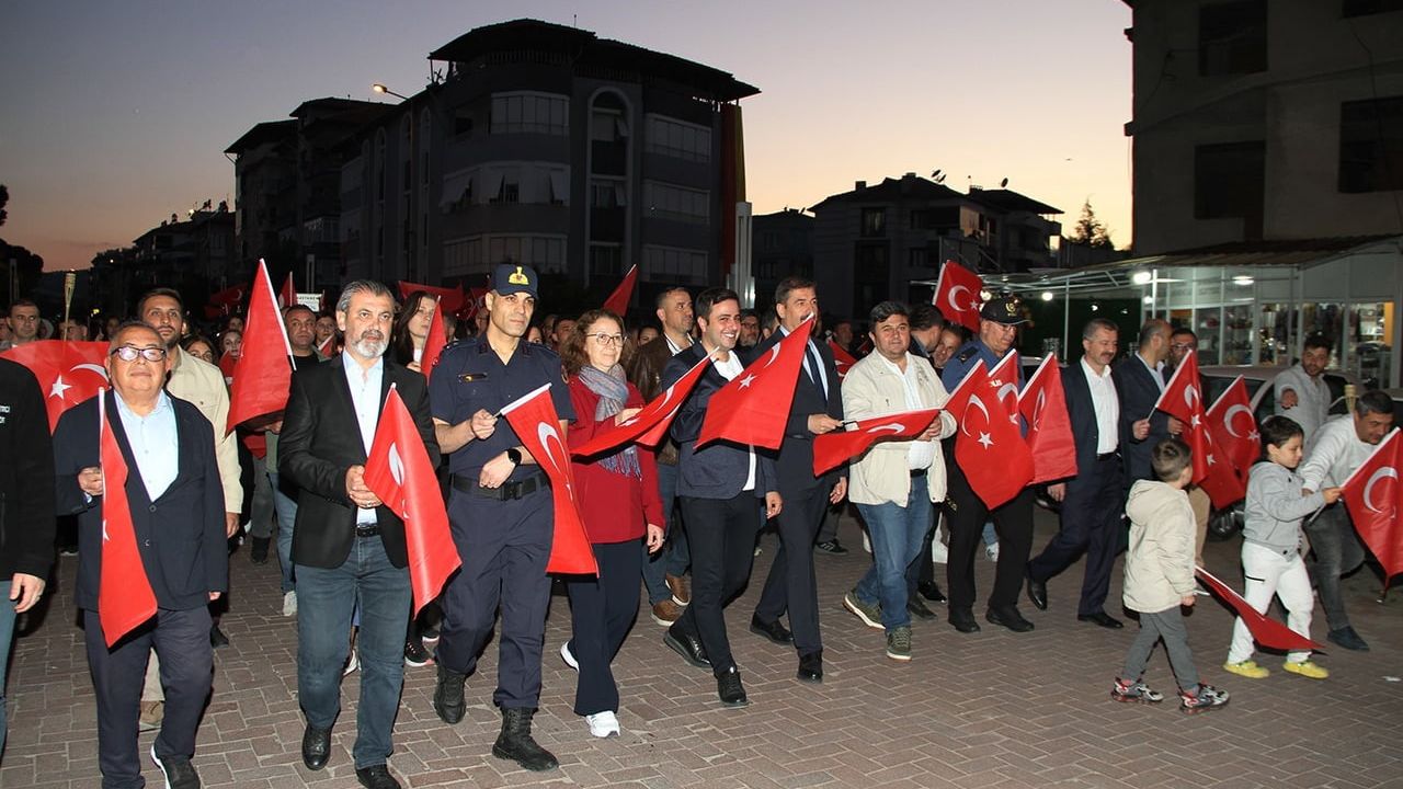 Kula'da 19 Mayıs Atatürk'ü Anma, Gençlik ve Spor Bayramı fener alayıyla kutlandı