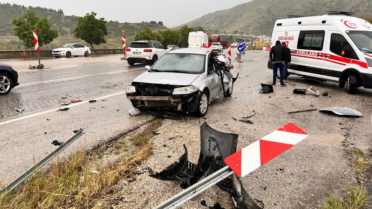 Kula'da park halindeki otomobile tır çarptı; sürücü yaralandı