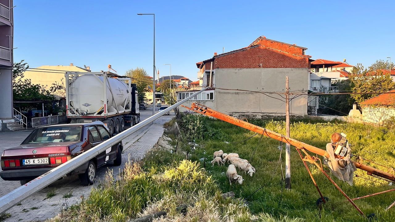 Kula'da tır kablolara takıldı, sokaktaki telefon direkleri devrildi