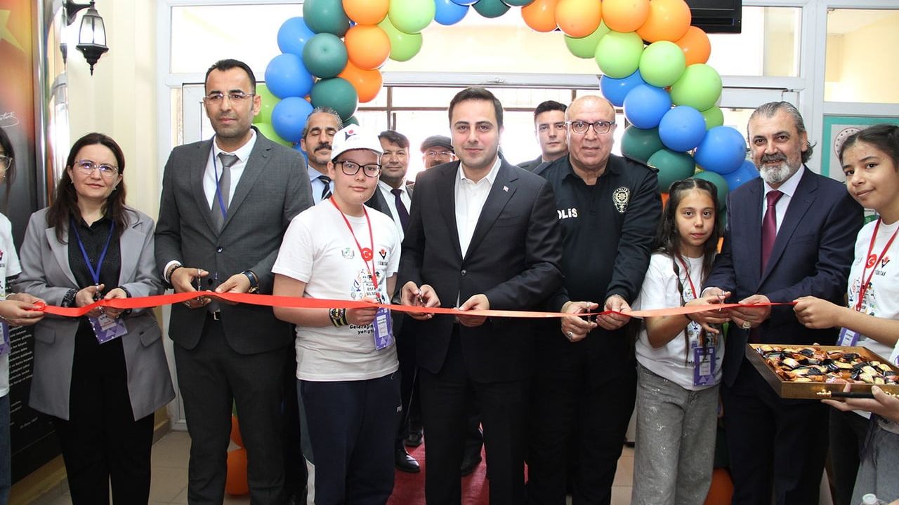 Kula'da TÜBİTAK 4006 Bilim Fuarı yoğun katılımla açıldı