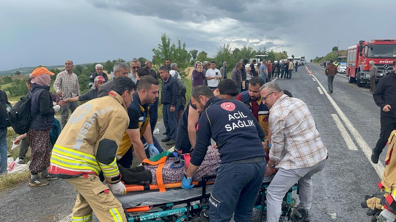 Kula'da zincirleme trafik kazası: 8 yaralı, tır sürücüsü gözaltında