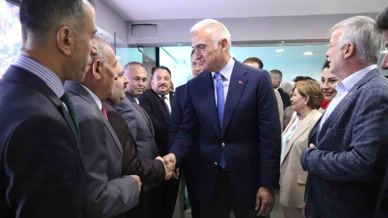 Kültür ve Turizm Bakanı Mehmet Nuri Ersoy, AK Parti Eskişehir İl Başkanlığı’nı Ziyaret Etti