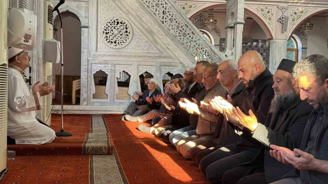 Kulu’da Kurban Bayramı Namazı: Camiler Doldu, Kaymakam Canpolat Cemaatle Saf Tuttu