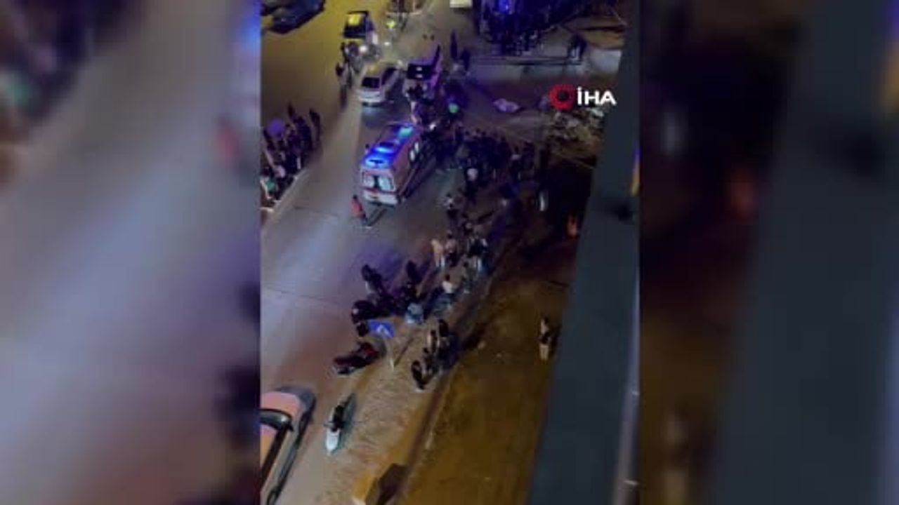 Kumluca'da kontrolsüz kavşak kazası: Motosikletteki 2 genç hayatını kaybetti